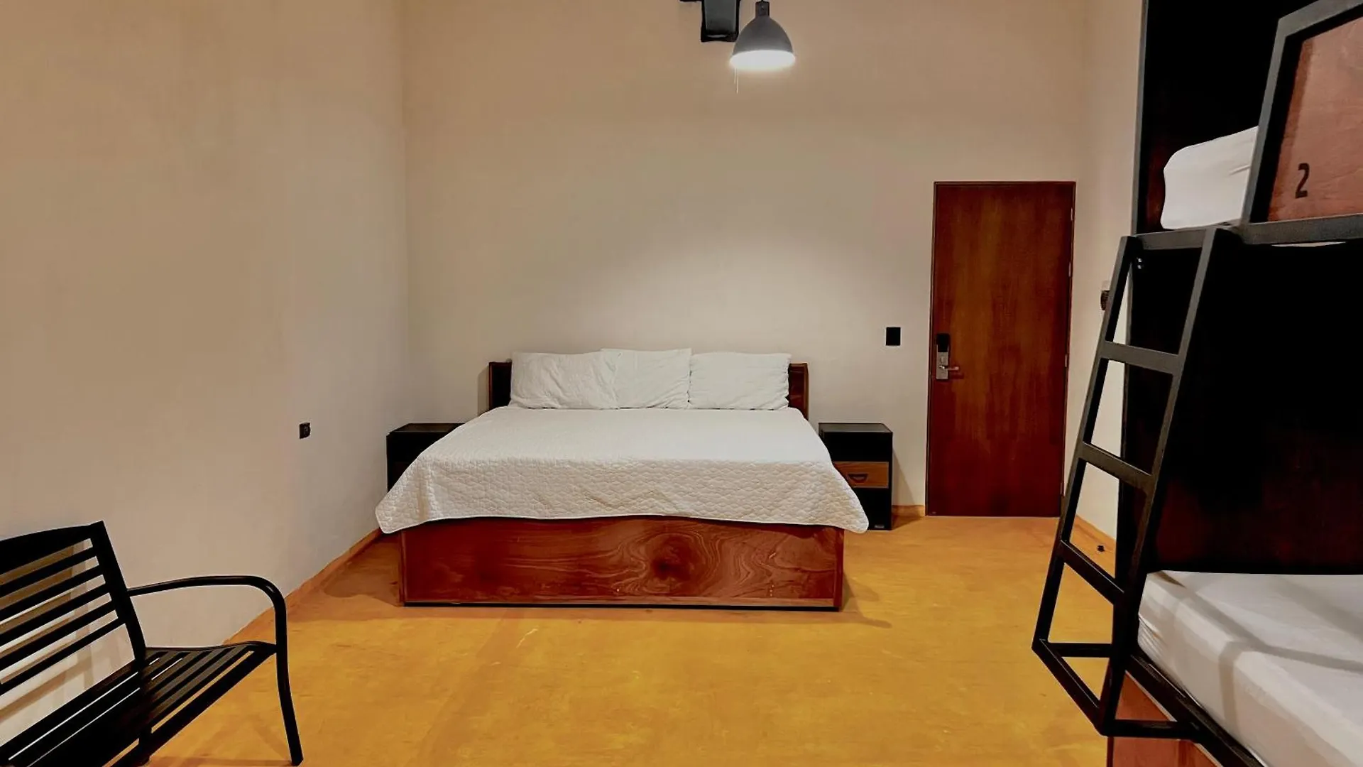Caleta Hostel Rooftop & Pool Cancún